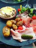 Camembert asado con papas y fiambre