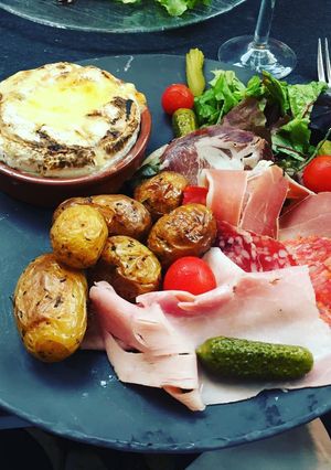 Una foto de Camembert asado con papas y fiambre