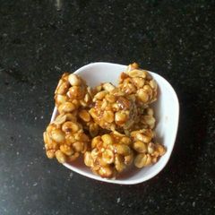 A picture of Cashew peanut laddu.