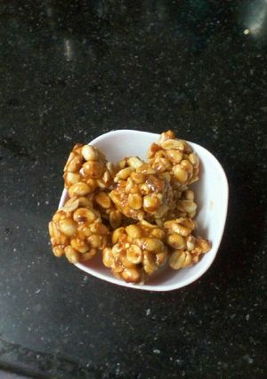 A picture of Cashew peanut laddu.