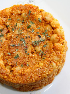 Una foto de Garbanzos salteados con bacon y cuscus
