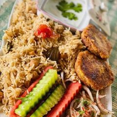 A picture of Kabli cahnna pulao in restaurant's style.