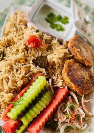 A picture of Kabli cahnna pulao in restaurant's style.