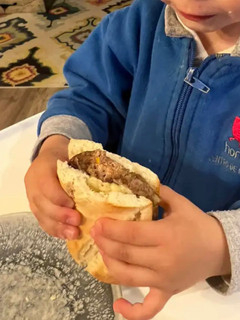 Una foto de Hamburguesa de ternera y verduras para niños