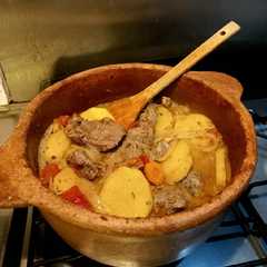 Una foto de Bife a la cacerola de barro...!!🥩🫑🍅🥬🧄🇦🇷