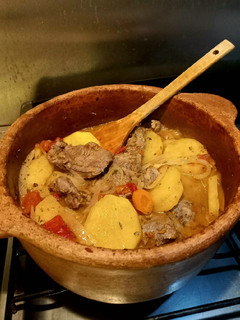 Una foto de Bife a la cacerola de barro...!!🥩🫑🍅🥬🧄🇦🇷