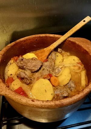 Una foto de Bife a la cacerola de barro...!!🥩🫑🍅🥬🧄🇦🇷