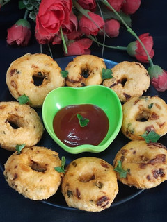 मेदू वड़ा (medu vada recipe in Hindi) रेसिपी मुख्य फोटो