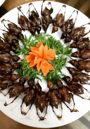 Hình của món Chim sẻ chiên lá móc mật.