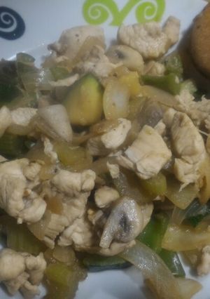 Una foto de Pollo al wok con verduritas - healthy