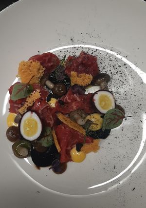 Zdjęcie przepisu Carpaccio z wołowiny, grzyby, parmezan, mango, jajko przepiórcze.
