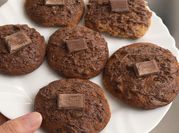 Una foto de galleta de chocolate