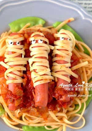 [阿妮塔♥yummy] 熱狗木乃伊義大利麵。(萬聖節料理) 的食譜成品照片