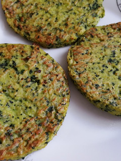 Una foto de Hamburguesas de coliflor y espinacas