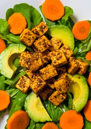Una foto de Tofu orgánico al chimichurri 🥢 Cubitos de tofu bio con hierbas deshidratadas y vinagre vivo 🥣