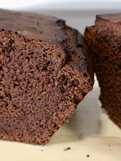 Una foto de Bizcocho de chocolate suave y esponjoso