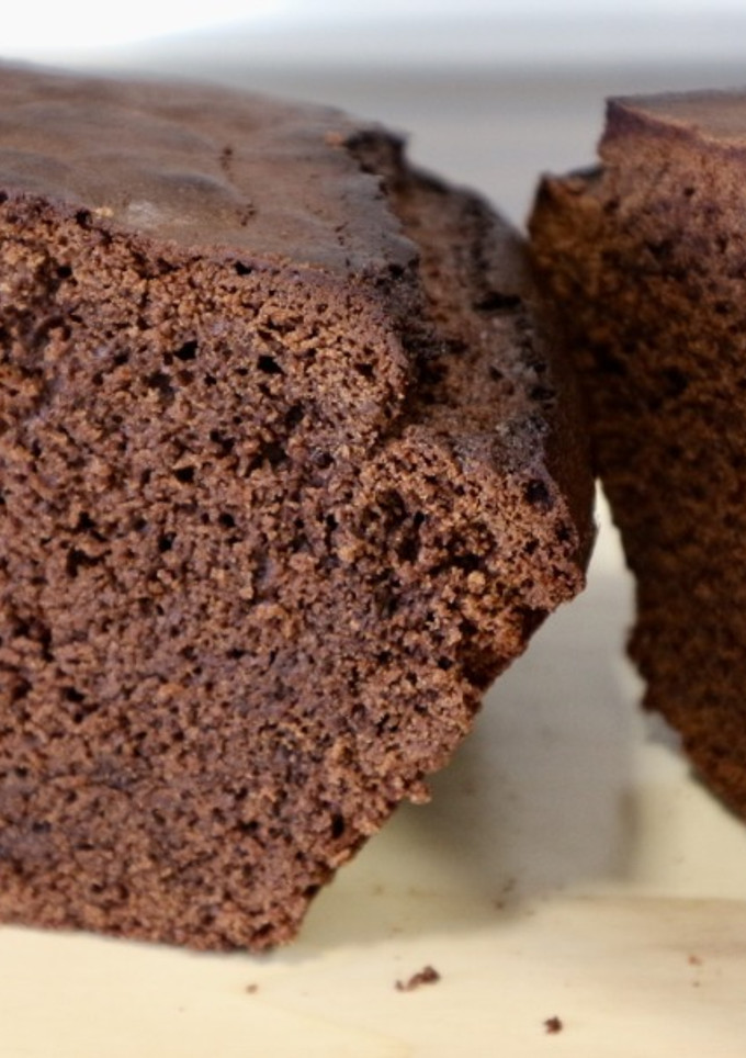 Una foto de Bizcocho de chocolate suave y esponjoso