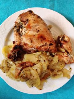 Una foto de Pollo asado con patatas panaderas