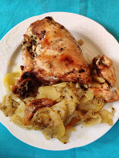 Una foto de Pollo asado con patatas panaderas