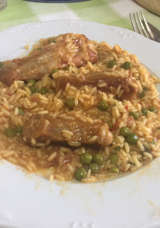 Una foto de Arroz con guisantes y costilla de cerdo