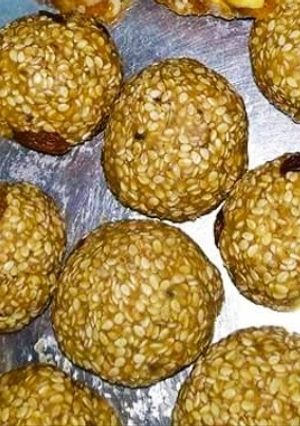 A picture of Sesseme ladoo.