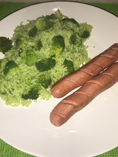 Una foto de Arroz verde con brócolis y salchichas