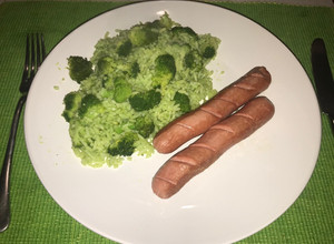 Una foto de Arroz verde con brócolis y salchichas