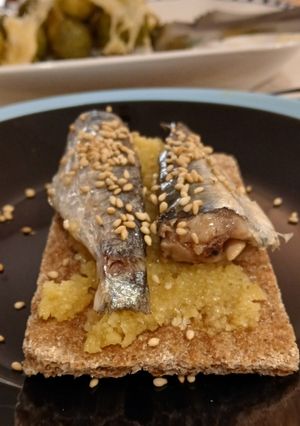 Una foto de Tostada de Sardinas en Conserva con Emulsión de su Jugo