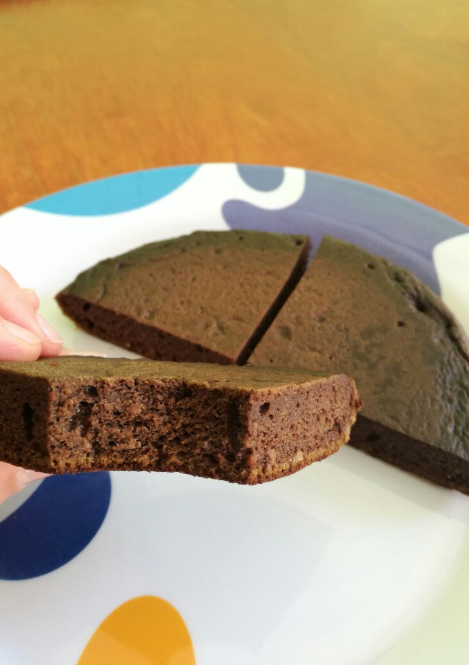 Una foto de Torta de maní y algarroba, en sartén. Sin TACC