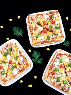 चीज़ गार्लिक ब्रेड पिज़्ज़ा (Cheese garlic bread pizza recipe in Hindi) रेसिपी मुख्य फोटो