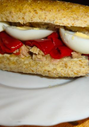 Una foto de Almuerzo/Merienda integral con pimientos asados