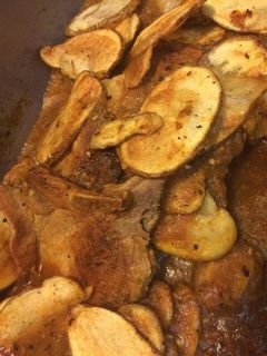 Una foto de Chuletas en Salsa con papitas