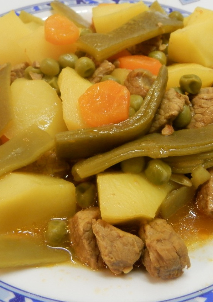 Una foto de Ternera guisada con verduras y patatas