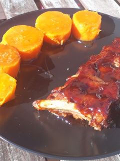 Una foto de Costillas con salsa barbacoa y boniato