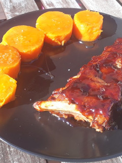 Una foto de Costillas con salsa barbacoa y boniato