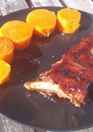 Una foto de Costillas con salsa barbacoa y boniato
