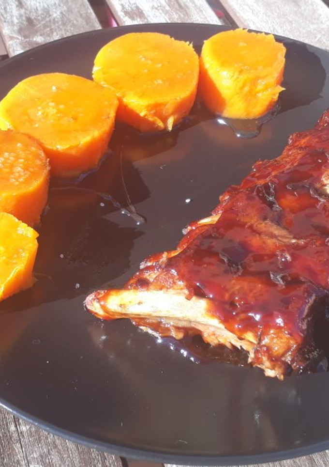Una foto de Costillas con salsa barbacoa y boniato
