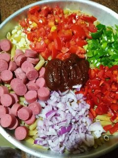 صورة لوصفة مكرونه بالسوسيس في حله واحده