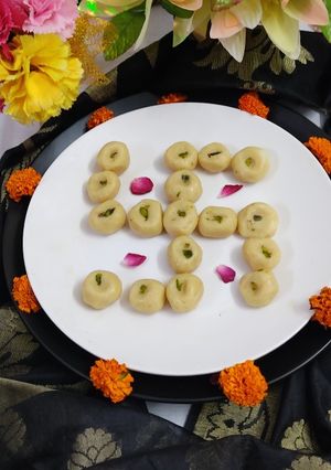 मावा पेड़ा (mawa peda recipe in Hindi) रेसिपी मुख्य फोटो