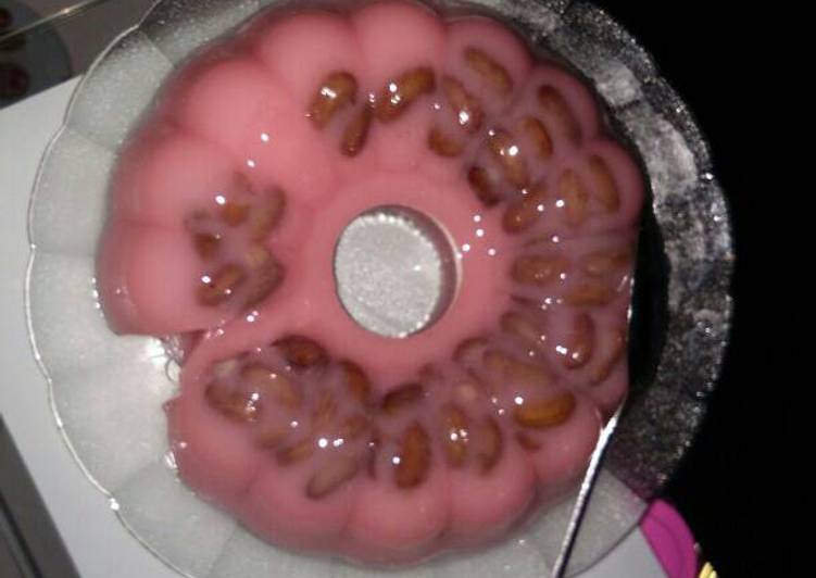 Puding strawberry kacang merah