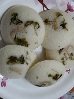 கர்நாடகா ஹோட்டல் ஸ்டைல் ரவா இட்லி (Rava idli recipe in tamil) செய்முறை முக்கிய புகைப்படம்