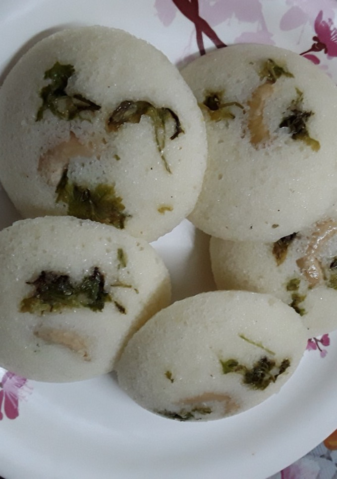 கர்நாடகா ஹோட்டல் ஸ்டைல் ரவா இட்லி (Rava idli recipe in tamil) செய்முறை முக்கிய புகைப்படம்