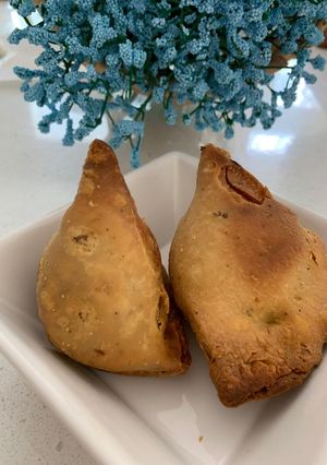 સમોસા (Samosa Recipe In Gujarati) રેસીપી મુખ્ય ફોટો