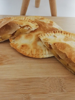 Una foto de Pastelitos de manzana en airfryer 🍏