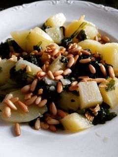 Una foto de Acelgas con patatas y piñones