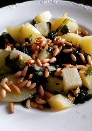 Foto principal de Acelgas con patatas y piñones