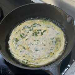 A picture of Pan-Sized Perfection: The Ultimate Scallion Pancakes | 「與鍋同大」的完美蔥油餅 （葱油饼 cōng yóu bǐng）.