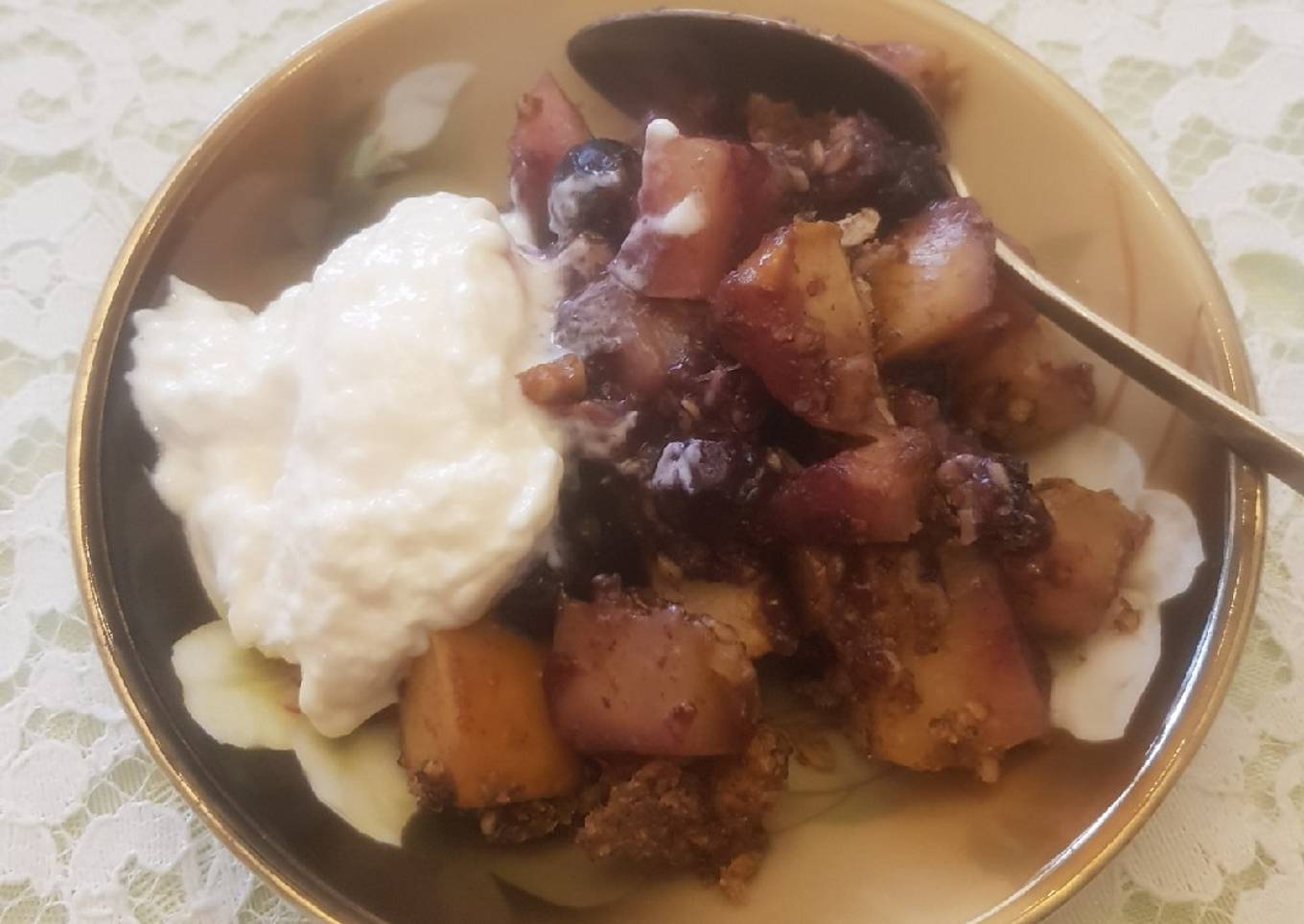 Crumble de manzana con moras azules