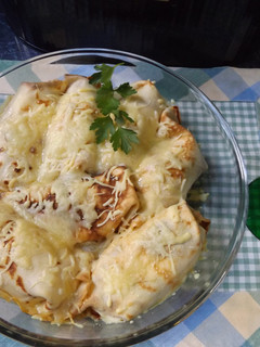 Una foto de Crêpes rellenos de pollo y pimientos asados