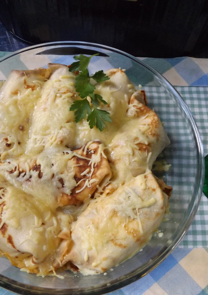 Una foto de Crêpes rellenos de pollo y pimientos asados